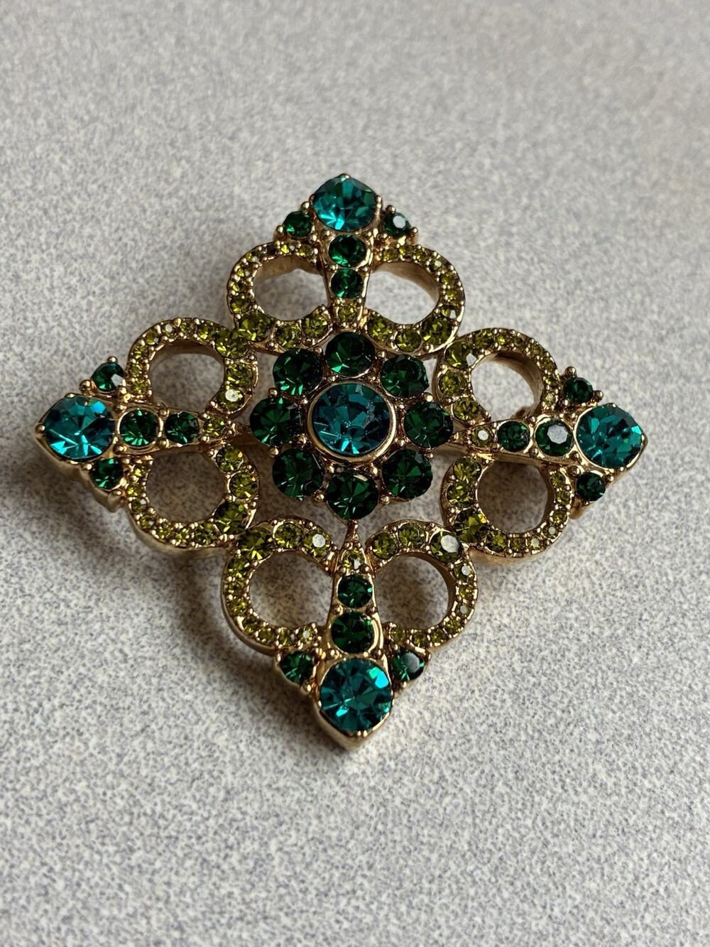 LC LIZ CLAIBORNE Signed Gold Tone Square Pin Brooch Peridot Green Stones